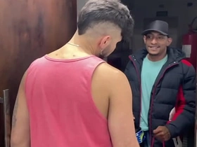 RECEBI UMA ENTREGA E PEDI PRO ENTREGADOR SUBIR. ELE ME COMEU COMO PAGAMENTO E AINDA ME DEU LEITE NA BOCA. sex videos asian twitter cheerful