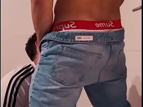 EL NOVIO HETERO DE LA DESPEDIDA DE SOLTEROS ME FOLLA A ESCONDIDAS DE LA FIESTA asian teenagers gay sex videos