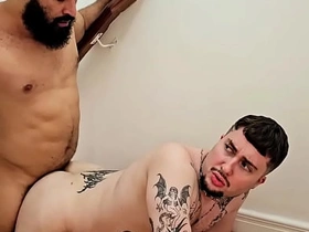 Papai não se aguentou de tesão e já me fudeu na escada (COMPLETO NO RED) xx videos gay sex asian