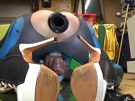 Extremeslut66 furzt durch einen Tunnel-Plug und schiebt sich einen langen Dildo währenddessen in den Arsch sex videos concerning asian gay