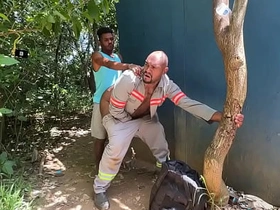 Negão saiu da obra pra dar o cuzão pro guardador de carros do parque . asian gay to gay sex videos