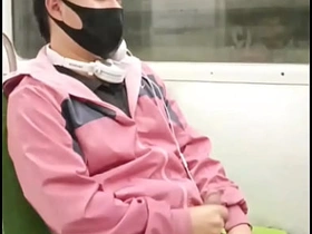 Joven Tretcho se masturba en el último vagón del metro hot gay sex asian videos