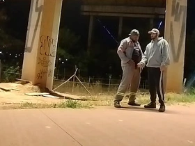 Motoqueiro vê Trabalhador mijando volta e oferece uma mamada hot sex videos asian gay