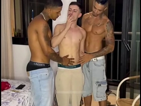 FUDENDO O PLAYBOY NA SACADA asian gay. sex videos
