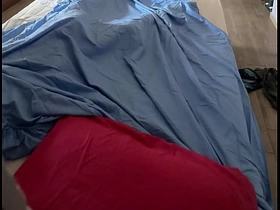 Si masturba sotto le lenzuola velocemente e intensamente e viene - orgasmo reale asian public cheerful making love videos