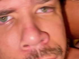 TWINK GRITANDO DE TESÃO SENDO FODIDO POR DOIS MACHOS. sex videos asian uncle gay