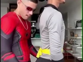 BATMAM SENTANDO NA PICA DO ARANHA synchronic asian gay romantic coition videos