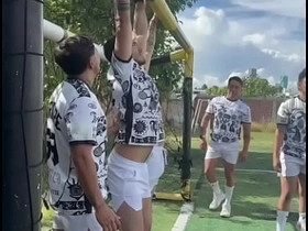 Equipo de futbol, con ayuda del sol, las cheves y el sudor, terminan clavándosela entre ellos gay sex videos handsome asian