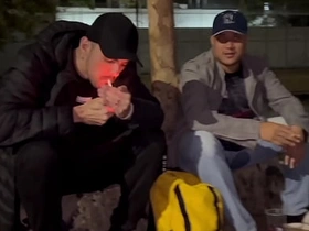 AMIGOS FORAM B-B-R NA QUADRA E CABARAM NA BRODERAGEM ATÉ QUE DERREPENDE APARECEU UM MORADOR DE RUA QUE DEIXOU TUDO MAIS INTERESSANTE asian gay carnal knowledge 3gp videos