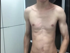 Novinho pelado tomando banho e se exibindo gostoso sex xxx videos asian gay