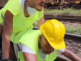 OS OPERARIOS PEGARAM PESADO NA HORA DO ALMOÇO FUDERAM O COLEGA PASSIVO E DERAM MUITO LEITE DE SOBREMESA (TEASER) asian gay boys sexy innerwear sex videos