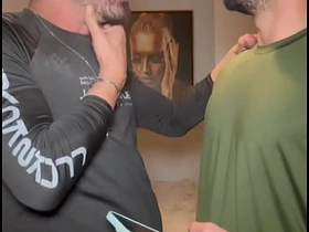 AMIGO VIU UMA FOTO DO MEU PAU NA GALERIA DO MEU CELULAR E QUIS VER AO VIVO. NÃO RESISTIU E CAIU DE BOCA. www. asian joyous sex videos