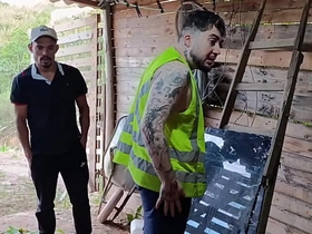 O PATRÃO E O EMPREGADO                                    O empregado finaliza sua tarefa e o seu patrão fica cheio de tezão ao vê lo todo suado xxx sex videos in asian gay