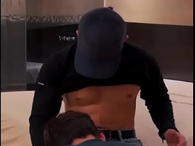 Le ofresco propina abettor al repartidor de globo y me folla delicioso hot sex videos gay asian