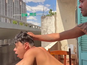 Novinho acabou sendo fudido gostoso na sacada, enquanto pessoas passavam. E acabou tomando cada gota do leite protéico do macho pauzudo. asian schoolboy players gay sex videos