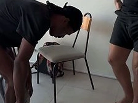 Cliente foi fazer orçamento e acabou levando um pauzão preto e 2 leitadas. black asian detached sex videos