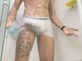 DOTADO TOMANDO BANHO E BATENDO UMA. gay sex videos asian teen