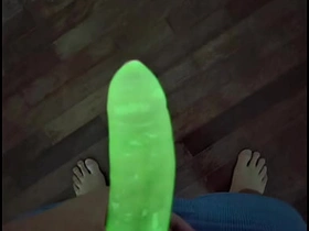 EU TESTEI A CAMISINHA DE NEON - OLHA COMO BRILHA NO ESCURO asian gay toilet sex videos