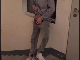 Часть 1 подглядывал как дрочит твинк на лестнице sex videos asian army gay